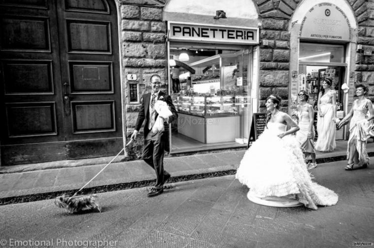 Fotografia degli sposi con i loro amici animali