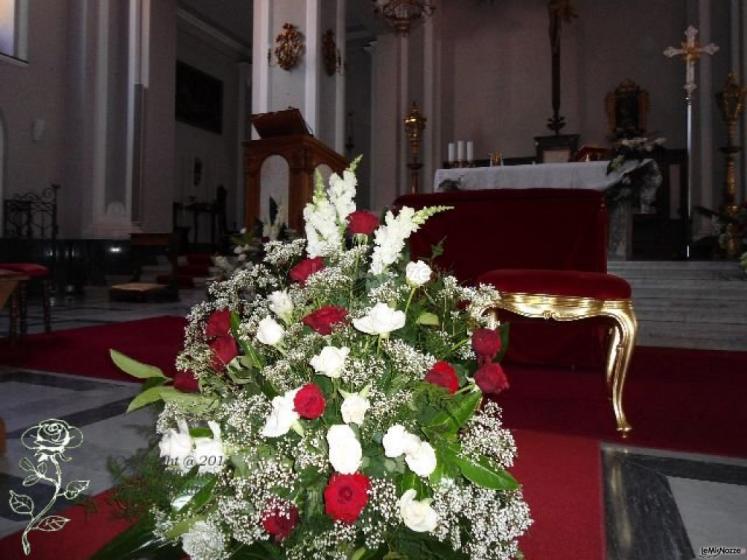 Composizione floreale chiesa con rose rosse e bianche