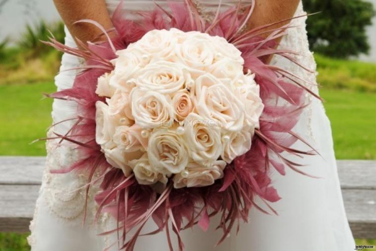 Bouquet a palla con rose e piume