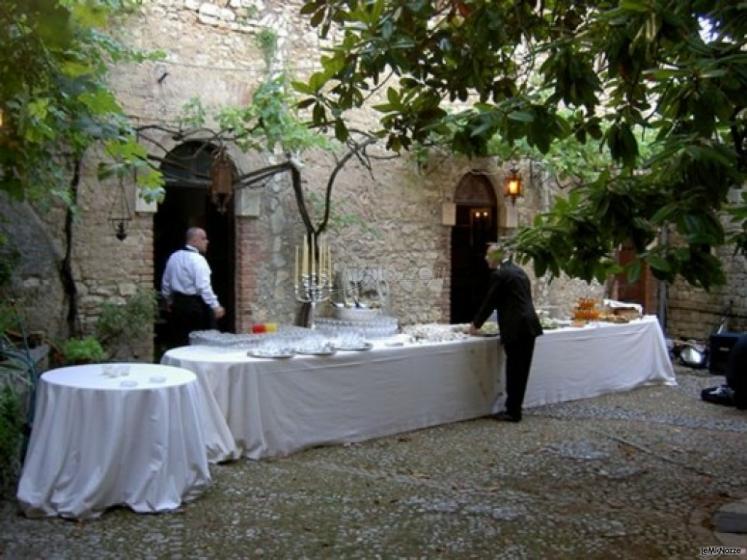 Allestimento del buffet di matrimonio in giardino