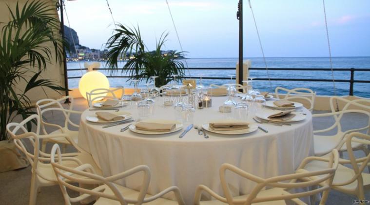 Mise en place in stile total white per i tavoli del ricevimento al ristorante Alle Terrazze