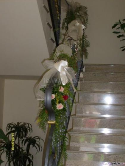 Addobbi floreali per le scale della casa della sposa
