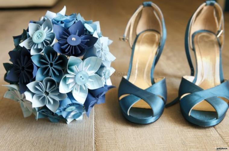 Bouquet di carta e bottoni e scarpe celesti per il sì