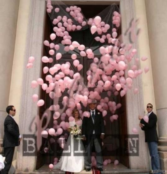 Effetto cascata di 500 palloncini per l'uscita degli sposi dalla chiesa