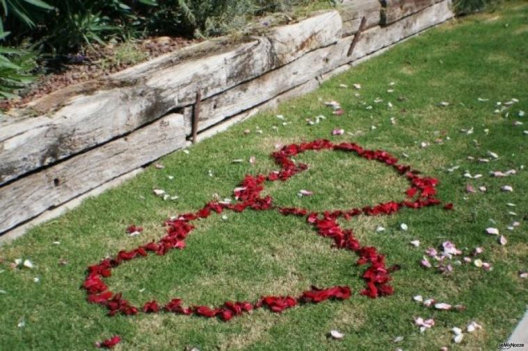 Allestimento di cuori di fiori della location di nozze