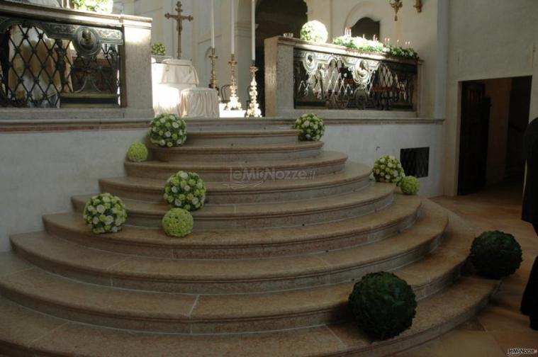 Addobbi floreali dalla forma sferica per il matrimonio in chiesa