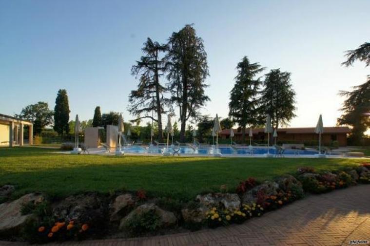 Il giardino che circonda la villa che ospita una bellissima piscina e splendidi fiori colorati