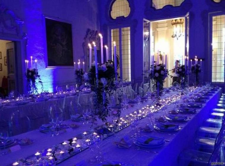 Centrotavola con fiori, candelabri e candele a Genova