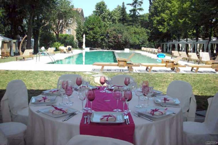 Tavoli allestiti all'aperto per il ricevimento di matrimonio in giardino