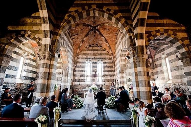 Fotografia degli sposi in chiesa