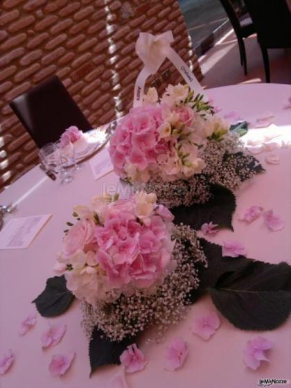 Centrotavola con fiori bianchi e rosa per il ricevimento di nozze
