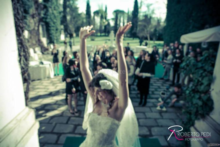 Il lancio del bouquet nel giardino della villa