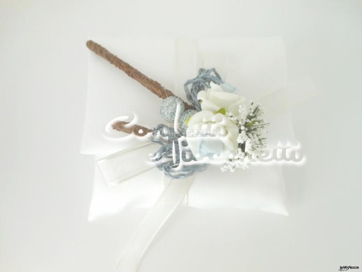 Bustina in raso bianco con pick rose - Confetti e Fiocchetti