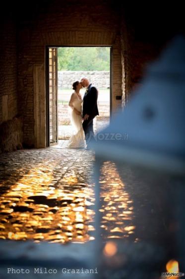 Abbazia di Sant'Andrea in Flumine - Gli sposi si baciano presso la location di nozze