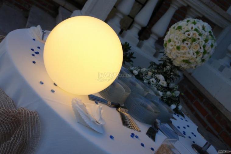 Sfera luminosa: un dettaglio di design per un matrimonio esclusivo