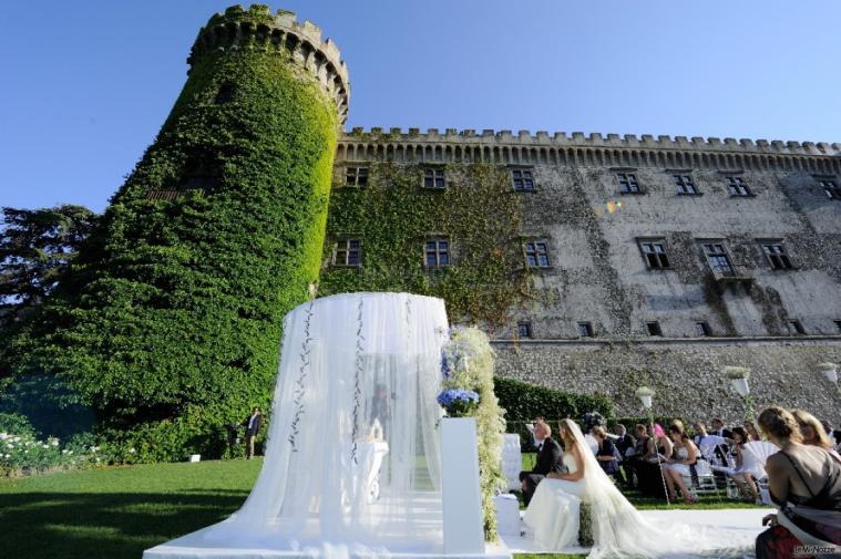 Gazebo con veli bianchi per la cerimonia presso la location di matrimonio