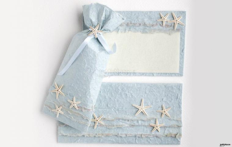 Partecipazione, bomboniera e segna tavolo in carta cotone decorati con stelle marine vere! Personalizzabili!
Meraviglie