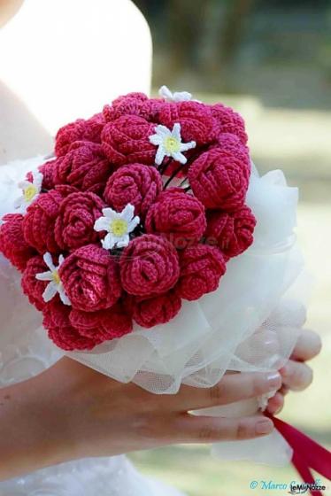 Bouquet per la sposa realizzato con rose e margherite all'uncinetto