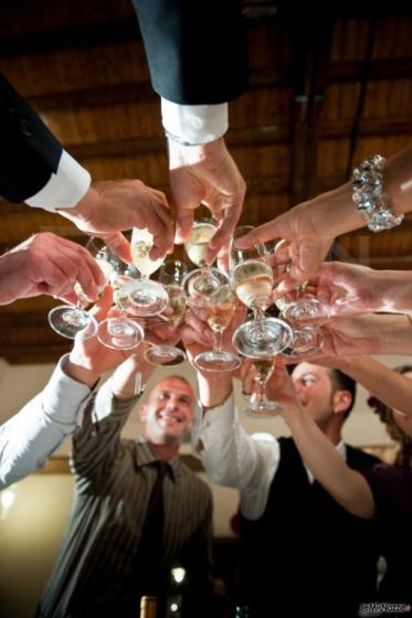 Fotografia del brindisi durante la festa di matrimonio