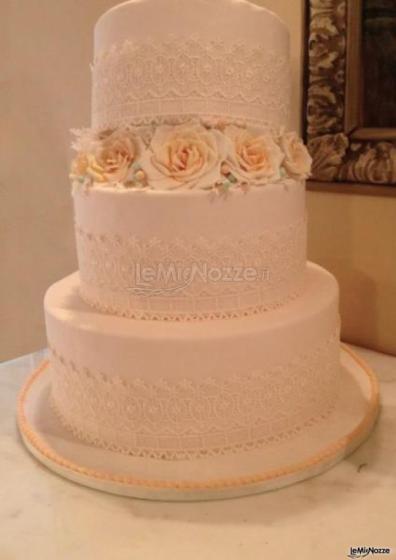 Wedding cake con rose applicate