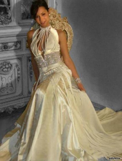 Vestito da sposa con larga cinta in Swarovski