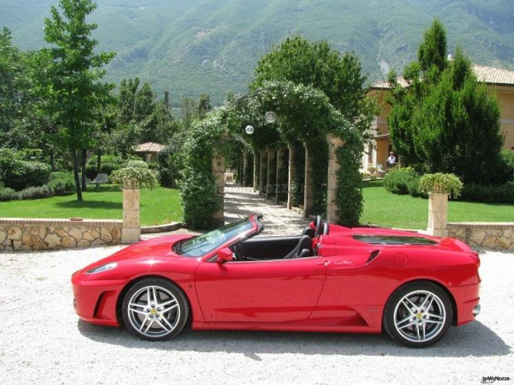 La Ferrari parcheggiata presso la location di matrimonio