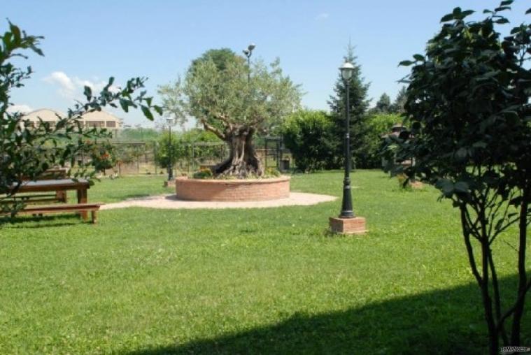 Dettaglio del giardino dell'agriturismo per matrimoni