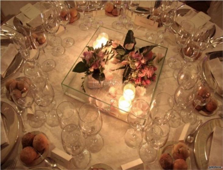 Centrotavola con fiori e candele per la cena di matrimonio