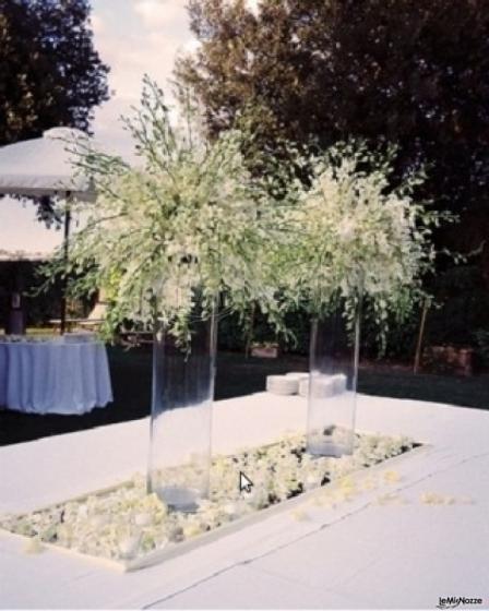 Centrotavola di fiori per il buffet di matrimonio