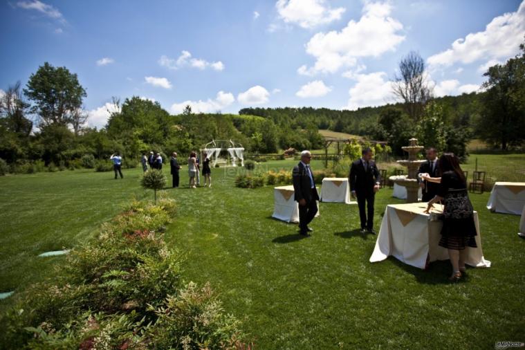 Antipasti di nozze serviti in giardino