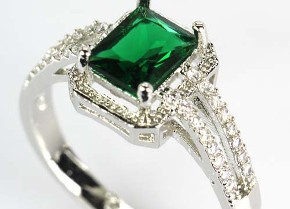 Anello di fidanzamento con smeraldo