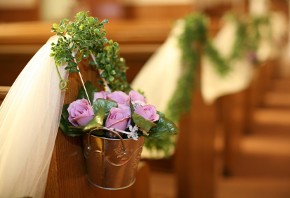 Addobbi floreali per i banchi della chiesa