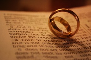 Galateo del matrimonio: le fedi nuziali spettano allo sposo