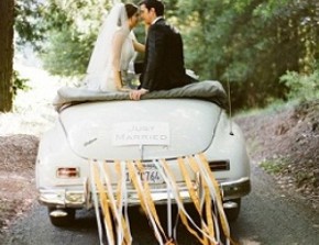 Gli sposi con la macchina da cerimonia