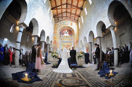 Arco floreale per matrimonio romantico in Abbazia Donna di fiori