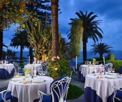 Royal Hotel Sanremo - Allestimento tavoli in giardino