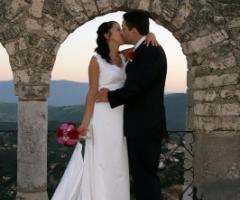 Foto bacio sposi alla location di matrimonio