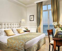 Royal Hotel Sanremo - La camera da letto con vista mare
