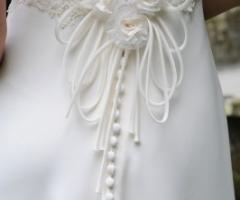 Allacciatura posteriore dell'abito da sposa