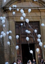 Lancio dei palloncini all'uscita degli sposi dalla chiesa