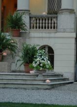 Allestimento floreale con candele per la location di matrimonio