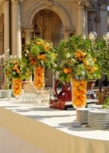 Composizione di fiori e frutta per le nozze