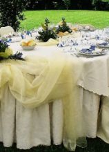 Tavolo per le nozze in giardino