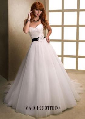 Vestito da sposa con fascia nera Maggie Sottero