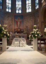 Rose bianche, calle e orchidee per il matrimonio in chiesa