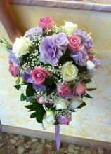 Bouquet semi cadente di rose con brillantini