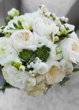 Bouquet di peonie bianche per la sposa