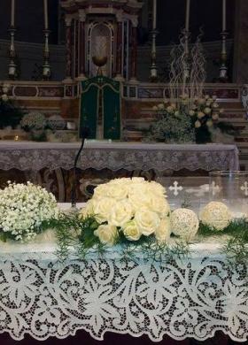 Allestimento floreale altare - Fioreria Gabriella