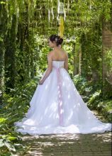 Vestito da sposa con corpetto decorato