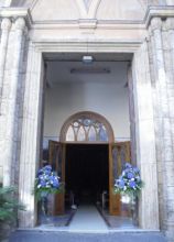 Fiori blu per l'entrata in chiesa